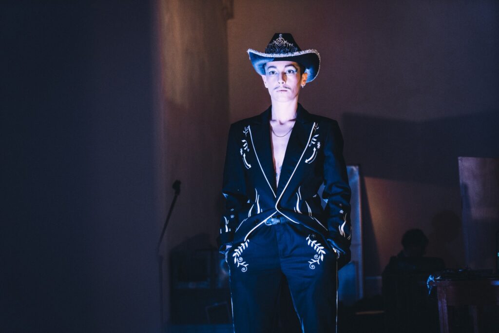 Nuit Bleue Queer Bergerac Souffler sur les Braises Concert Drag show Rencontre Feu de camp LGBTQIA+ Genre(s)!